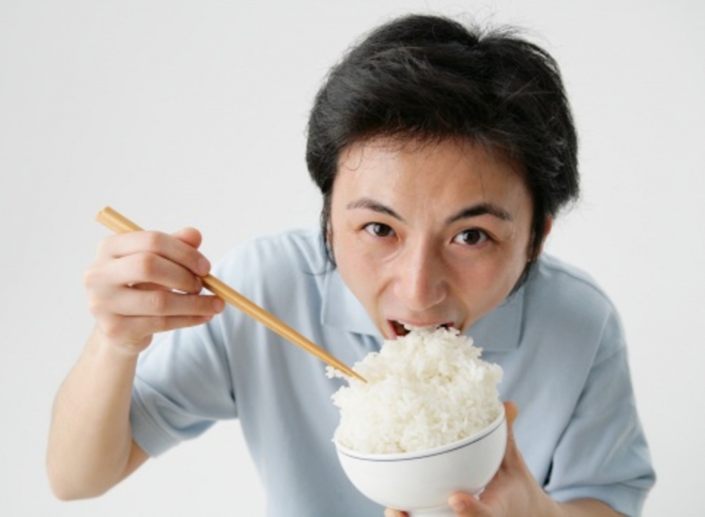 sai lầm ăn cơm quá nhiều trong 5 sai lầm khi ăn ơm